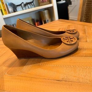Women’s Tory Burch Tan Leather Wedge Pumps with Logo Medallion 10